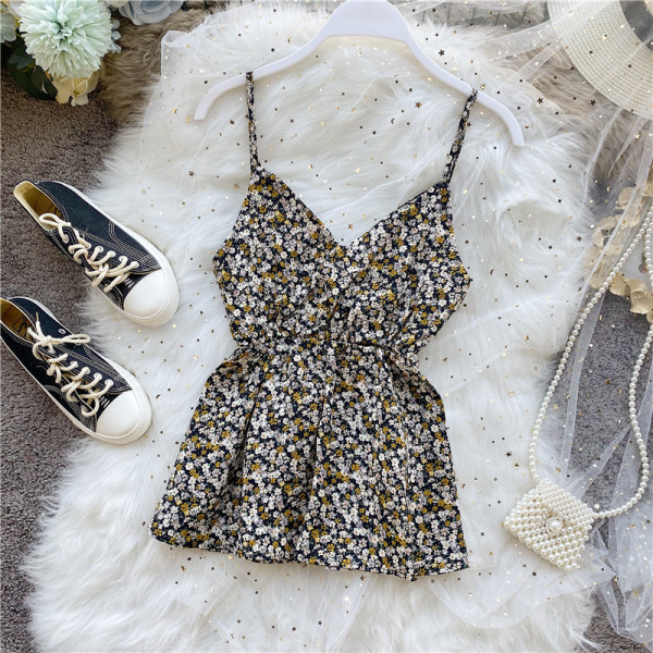 Aktuális női tanktop kivágott modell vékony pántokkal és virágmintával