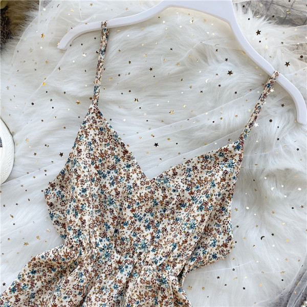 Aktuális női tanktop kivágott modell vékony pántokkal és virágmintával