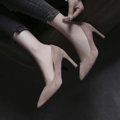 Стилни дамски обувки от еко велур заострен модел с дебел ток