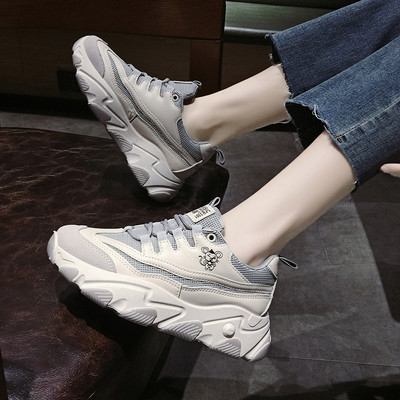 Alkalmi női tornacipő durva talppal, fűzővel és rátéttel