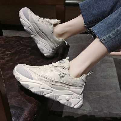 Alkalmi női tornacipő durva talppal, fűzővel és rátéttel