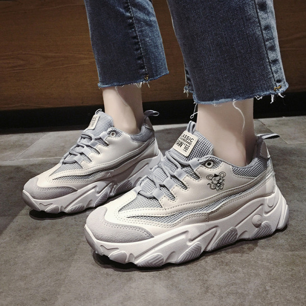 Alkalmi női tornacipő durva talppal, fűzővel és rátéttel