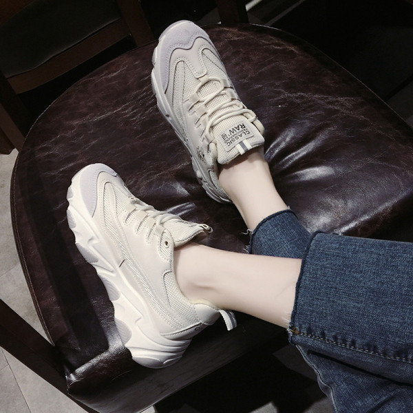 Alkalmi női tornacipő durva talppal, fűzővel és rátéttel