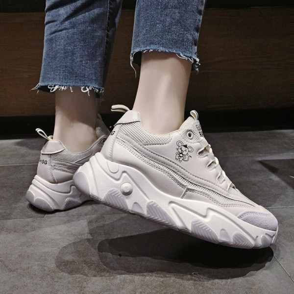 Alkalmi női tornacipő durva talppal, fűzővel és rátéttel