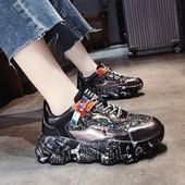 Praegused kõrge talla ja läikiva efektiga naiste tossud