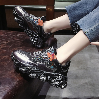 Praegused kõrge talla ja läikiva efektiga naiste tossud