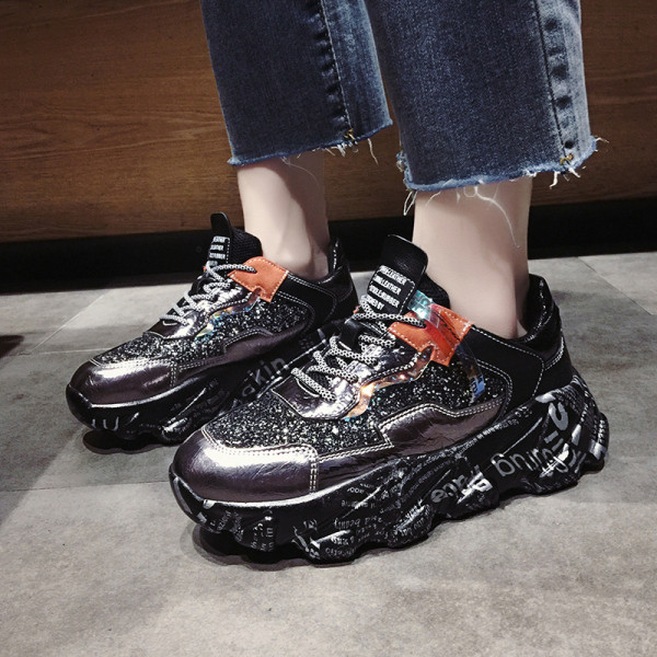 Praegused kõrge talla ja läikiva efektiga naiste tossud