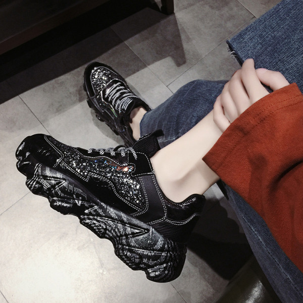 Praegused kõrge talla ja läikiva efektiga naiste tossud