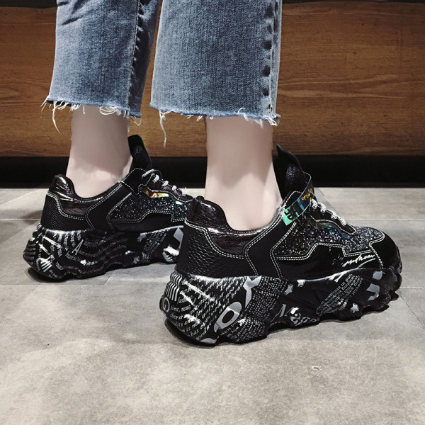 Praegused kõrge talla ja läikiva efektiga naiste tossud