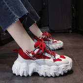 Női sportcipő durva talppal, feliratokkal