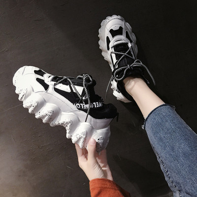 Női sportcipő durva talppal, feliratokkal