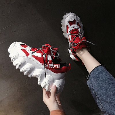 Női sportcipő durva talppal, feliratokkal