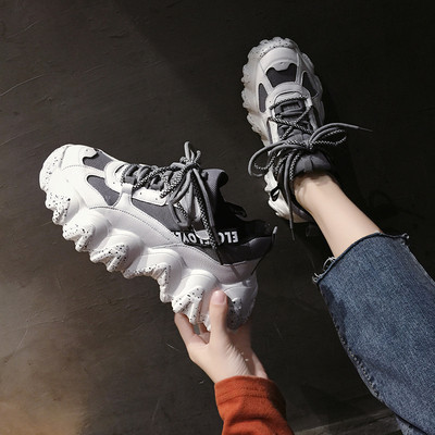 Női sportcipő durva talppal, feliratokkal