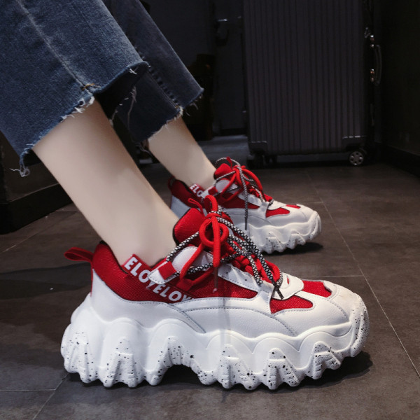 Női sportcipő durva talppal, feliratokkal