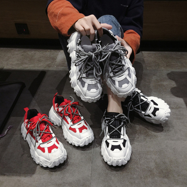 Női sportcipő durva talppal, feliratokkal