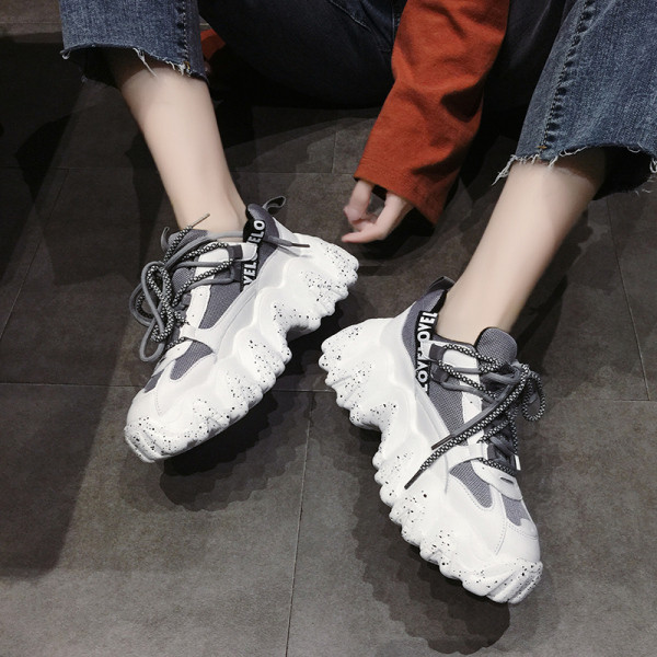 Női sportcipő durva talppal, feliratokkal