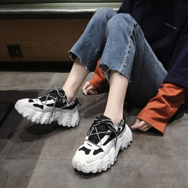 Női sportcipő durva talppal, feliratokkal