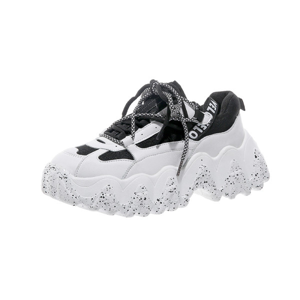 Női sportcipő durva talppal, feliratokkal