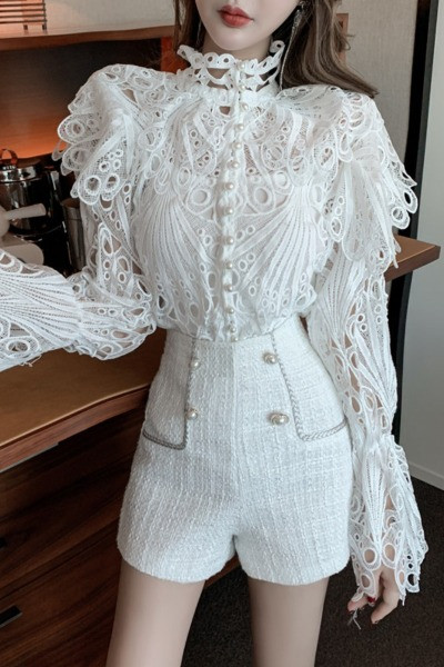 Moodne naiste pitssärk nööpide ja kõrge kraega