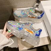 Kareda talla ja läikivate elementidega naiste tossude uus mudel