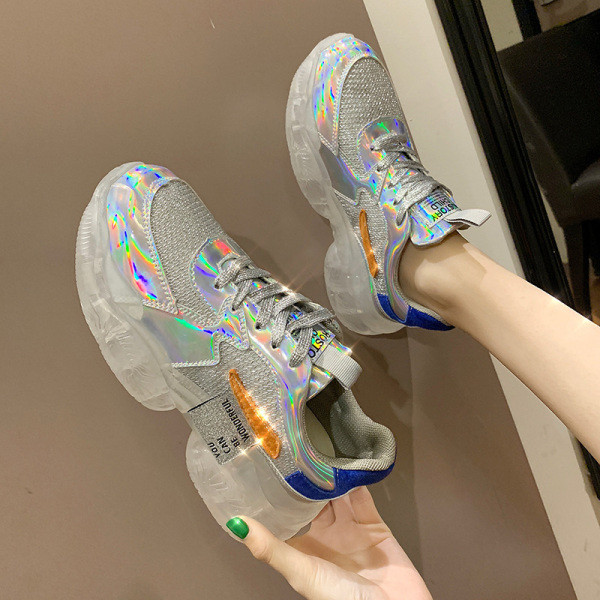 Kareda talla ja läikivate elementidega naiste tossude uus mudel