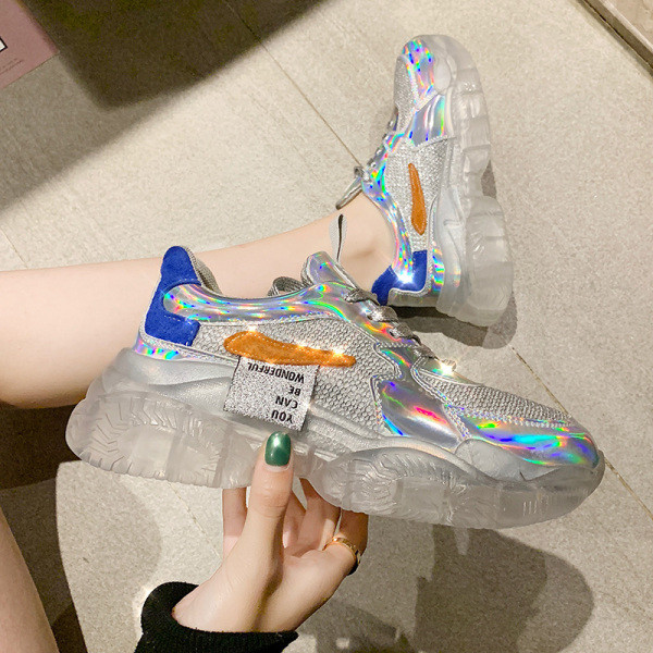 Kareda talla ja läikivate elementidega naiste tossude uus mudel