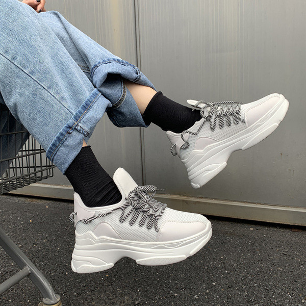 Kareda talla ja värviliste lipsudega vabaaja naiste tossud