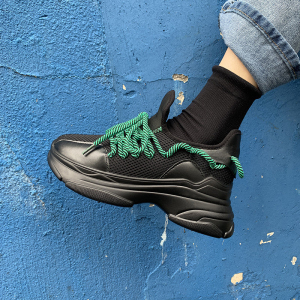 Kareda talla ja värviliste lipsudega vabaaja naiste tossud