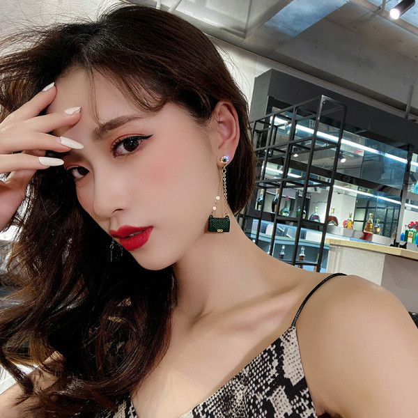 Стилни дълги дамски обеци с камъни