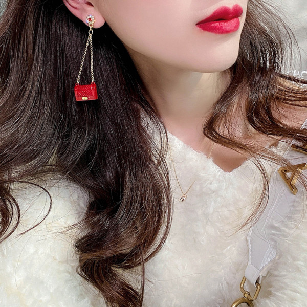 Стилни дълги дамски обеци с камъни