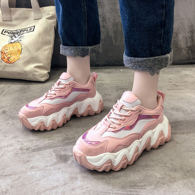 Kareda talla ja paeltega moodsate naiste tossude uus mudel