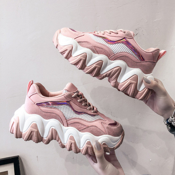 Kareda talla ja paeltega moodsate naiste tossude uus mudel