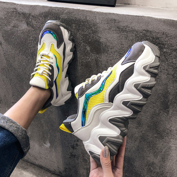 Kareda talla ja paeltega moodsate naiste tossude uus mudel