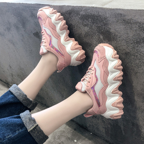 Kareda talla ja paeltega moodsate naiste tossude uus mudel