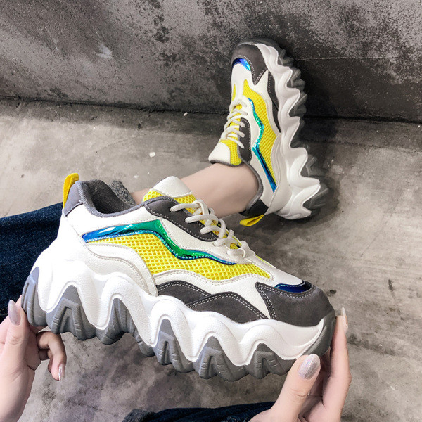 Kareda talla ja paeltega moodsate naiste tossude uus mudel