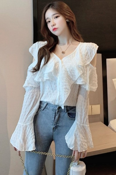 Stílusos női ing spitz nyakkivágással és csupasz váll