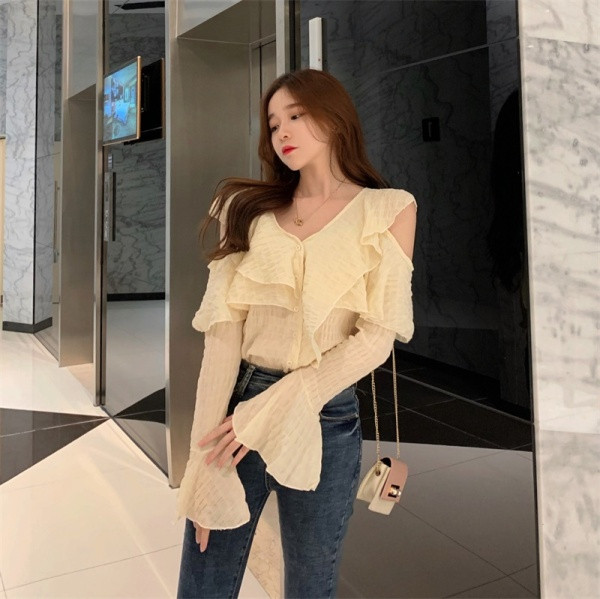 Stílusos női ing spitz nyakkivágással és csupasz váll