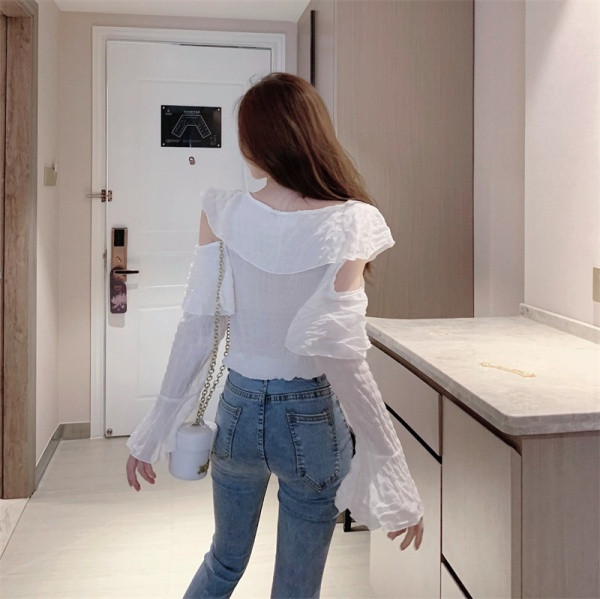 Stílusos női ing spitz nyakkivágással és csupasz váll