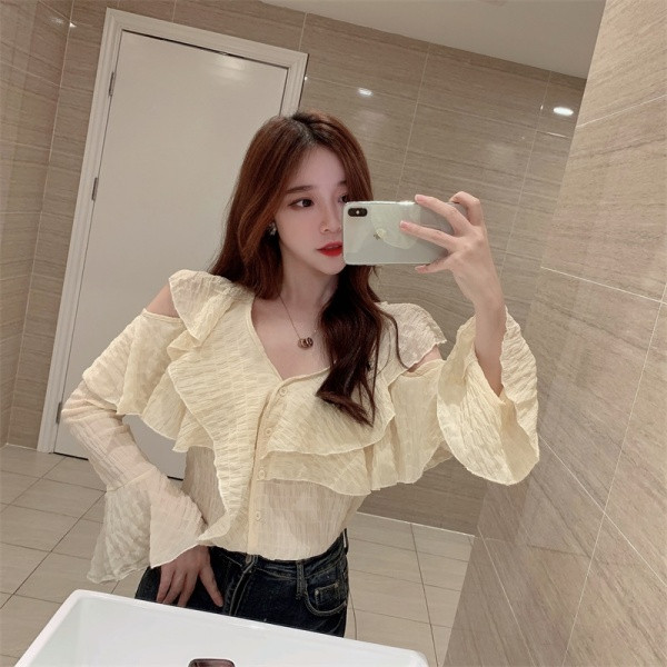 Stílusos női ing spitz nyakkivágással és csupasz váll