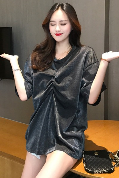 Moodne lühikeste varrukate ja ovaalse kaelusega naiste T-särk