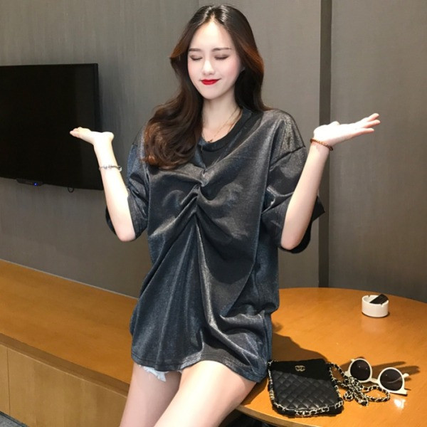 Moodne lühikeste varrukate ja ovaalse kaelusega naiste T-särk