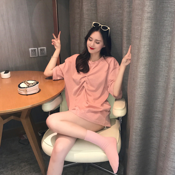 Moodne lühikeste varrukate ja ovaalse kaelusega naiste T-särk