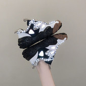 Új női tornacipő modell durva talppal és fényvisszaverő elemekkel