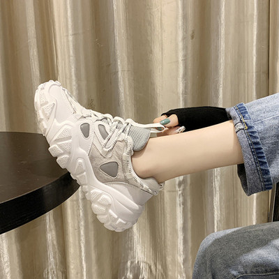 Új női tornacipő modell durva talppal és fényvisszaverő elemekkel