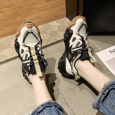 Új női tornacipő modell durva talppal és fényvisszaverő elemekkel