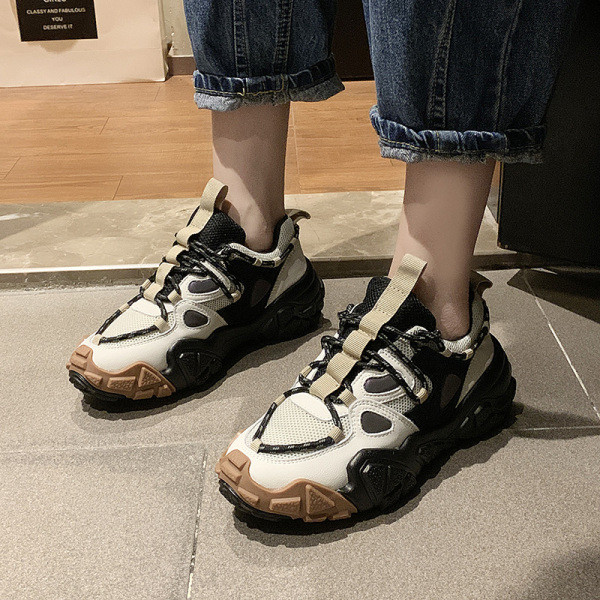 Új női tornacipő modell durva talppal és fényvisszaverő elemekkel