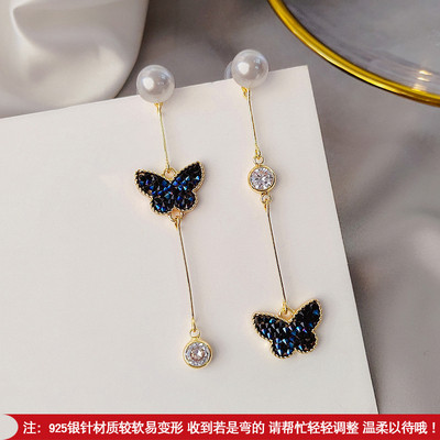 Stílusos női fülbevaló színes kövekkel és gyöngyökkel