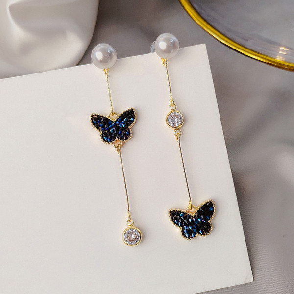 Stílusos női fülbevaló színes kövekkel és gyöngyökkel