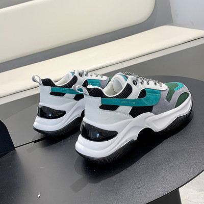 Kareda talla ja paeltega värvilised naiste tossud