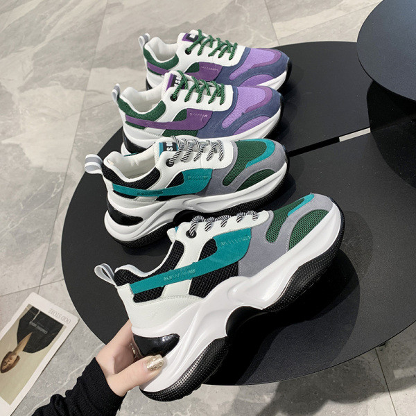 Kareda talla ja paeltega värvilised naiste tossud